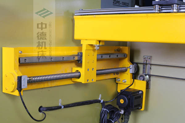 ZDPK-10032X軸配有滾珠絲桿及直線導(dǎo)軌，大功率伺服電機(jī)，鋼絲同步帶，能顯著提升X軸定位精度及速度